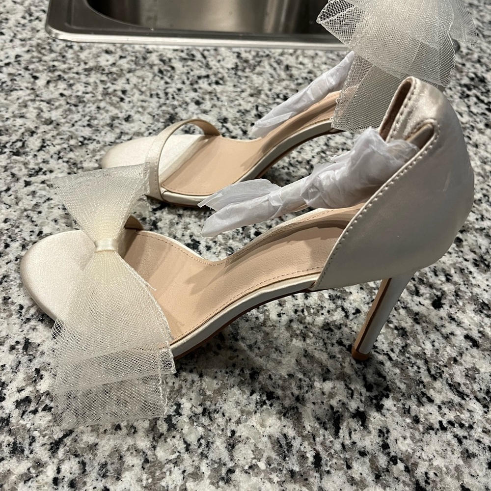 Elegant Beige Heels with Bow Detail